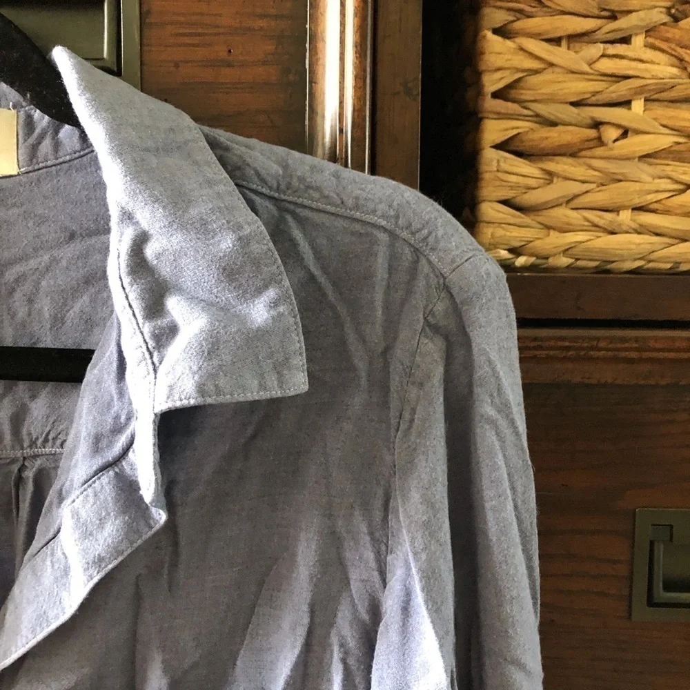 Cloth & Stone chambray roll tab sleeve v-neck blouse in size M